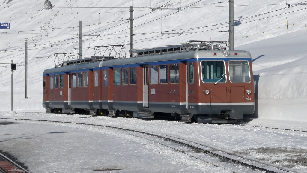 Triebwagen 3044 der Gornergratbahn abgestellt an der Station Riffelberg (14.3.2010)
