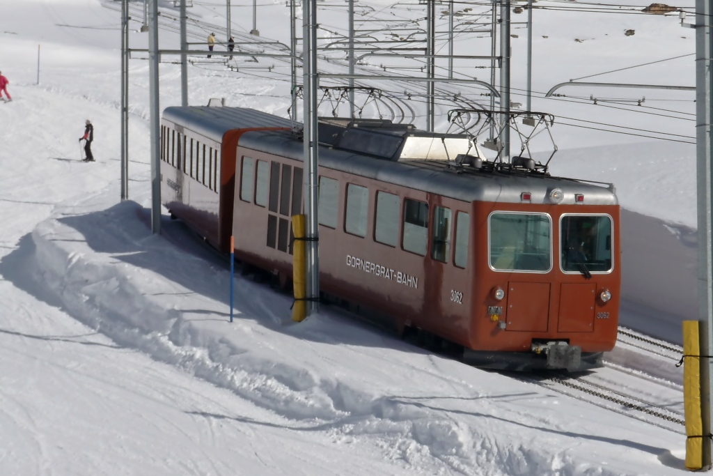 Triebwagen 3062 der Gornergratbahn schlngelt sich talwrts zur Station Rotenboden (15.3.2010)