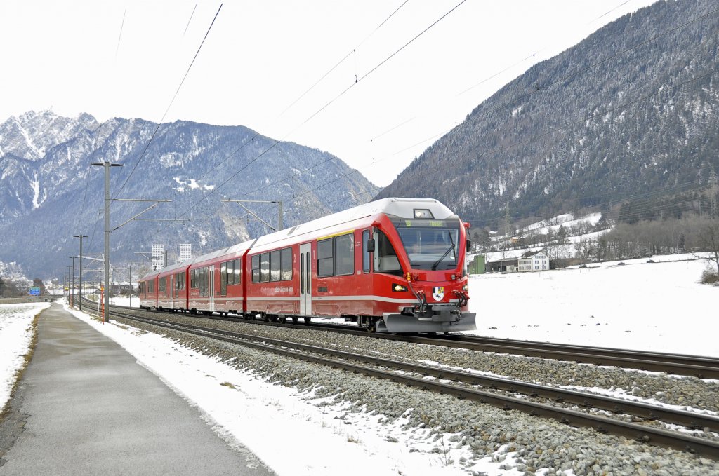 Triebwagen 3103 vom Typ ABe 4'16 ALLEGRA die neuste Generation von Triebwagen bei der Rhtischen Bahn.Der Zug fhrt als S2 1551 nach Thusis bei Felberg an mir vorbei am 29.1.2013.Insgesammt sind 5 von diesen 4-teiligen Triebzgen bestellt worden.