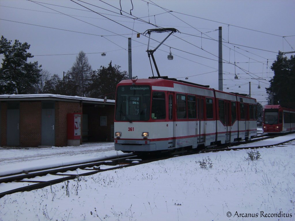 Triebwagen 361 am 21.12.2009 als Linie 8 Richtung Erlenstegen in der Endhaltestelle Worzeldorfer Strae.