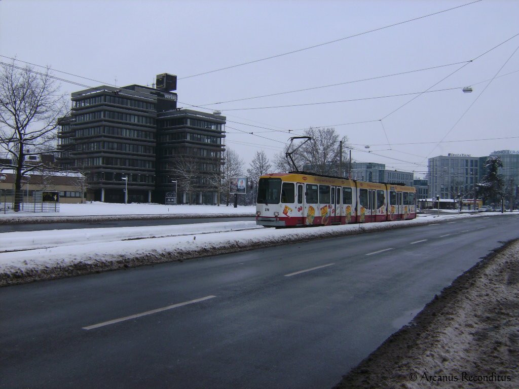Triebwagen 370 am 12.01.2010 auf der Linie 9 Richtung Dokuzentrum in der Erlanger Strae.