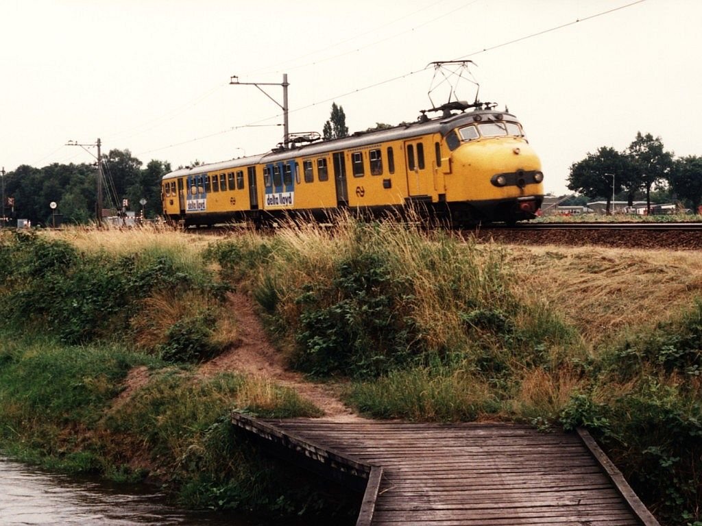 Triebwagen 384  Hundekopf  mit Zug 8050 Emmen-Zwolle in Marinberg am 06-07-1994. Bild und scan: Date de Vries.
