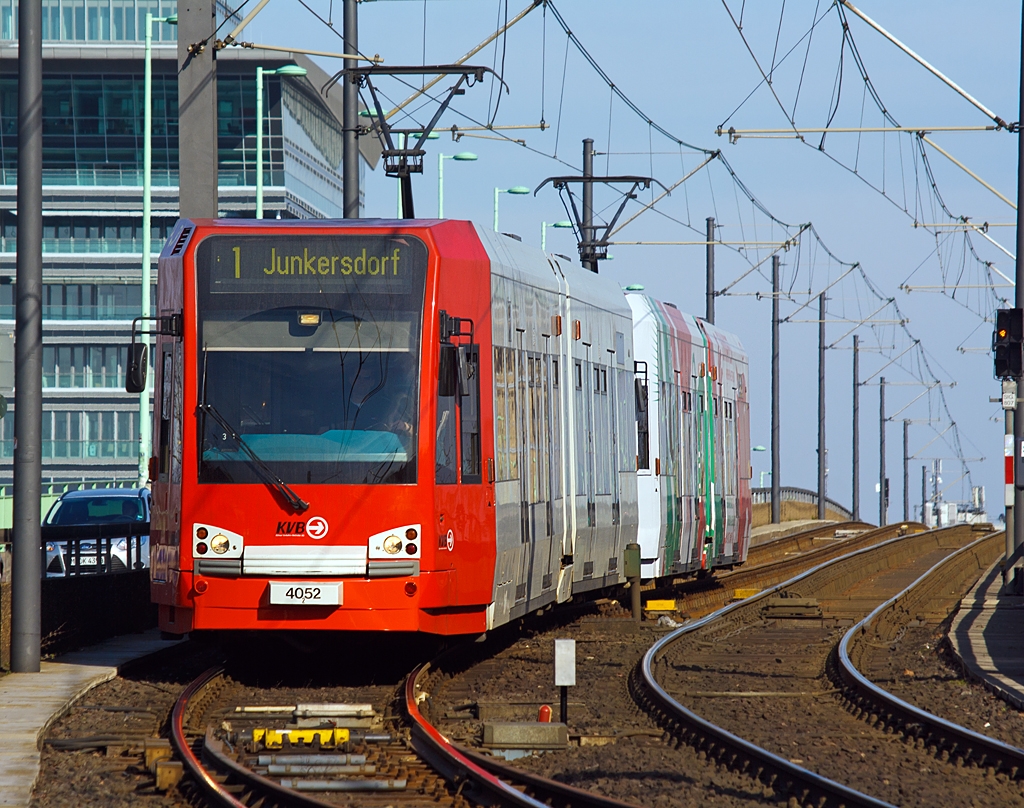 Triebwagen 4052 mit 4012 der KVB  (Klner Verkehrsbetriebe AG), Line 1 nach Junkersdorf, kommt hier am 26.03.2013 von der Deutzer Brcke zum Heumarkt hinab.

Diese KVB-Niederflur-Stadtbahn-Triebzge der Serie K 4000, wurden bei Bombardier Transportation entwickelt und gefertigt. Ab 1995 wurden insgesamt 124 dieser Stadtbahnen nach Kln geliefert und befinden sich erfolgreich im Linieneinsatz. Bei Bombardier werden sie als BOMBARDIER FLEXITY Swift Reihe bezeichnet.

Technische Daten:
Lnge: 28.400 mm (ohne Kupplung)
Breite: 2.650 mm
Hchstgeschwindigkeit: 80 km/h
Minimaler horizontaler Kurvenradius: 20 m
Maximale Steigung: 60‰
