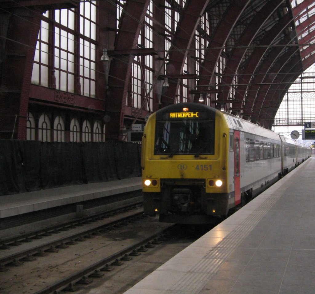 Triebwagen 4151 der NMBS bei ankunft in Antwerpen Centraal. 30-01-2006