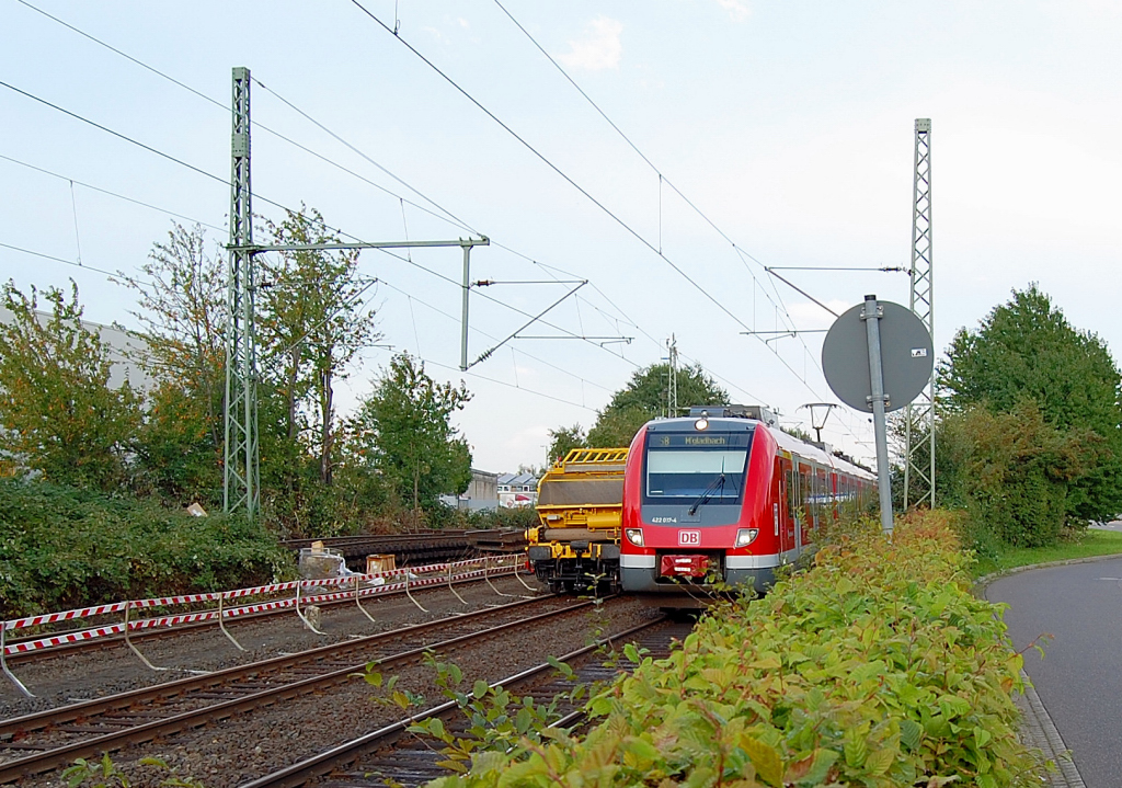 Triebwagen 422 017-4 mit Langsamfahrt durch Kleinenbroich wegen einer Baustelle. 8.9.2010