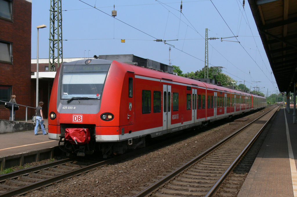 Triebwagen 425 033-8 in Bahnhof Opladen am 01.05.2009