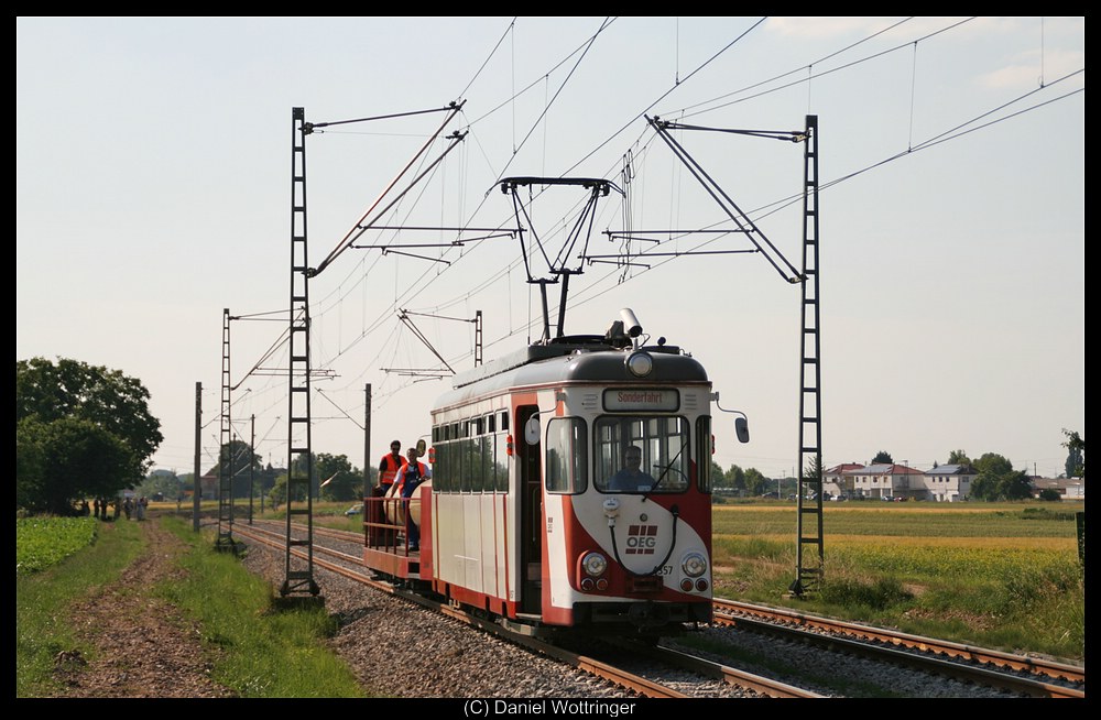 Triebwagen 4357 am 27. Juni 2010 bei Edingen West.