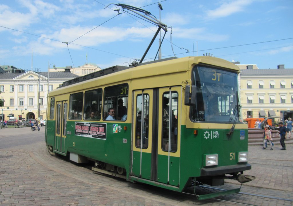 Triebwagen 51 ist am 5.5.2013 im Stadtzentrum Helsinki unterwegs.