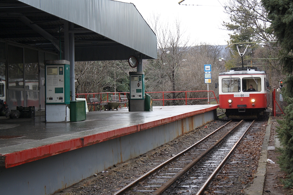 Triebwagen 51 fhrt in den Bf. Varosmajor ein. Aufgenomme am 27.Februar 2010 vom ffentlichem Zugang von der Strassenbahnhaltestelle.
