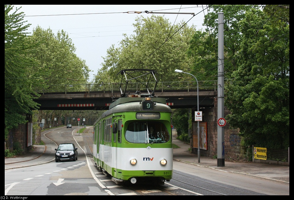 Triebwagen (5)521 fhrt am 07.05.2010 unter der Riedbahneinfhrung in den Mannheimer Rangierbahnhof durch. In krze wird er auch den Stadtteil Neuostheim erreichen.