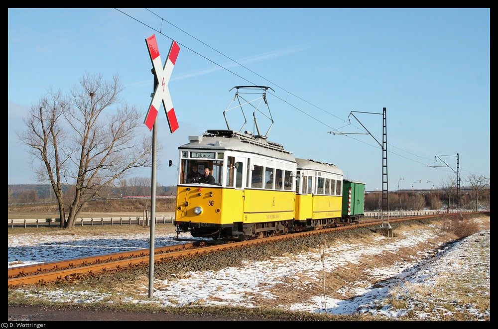 Triebwagen 56 am 22. Januar 2011 zwischen Kreiskrankenhaus Gotha und Waltershausen.