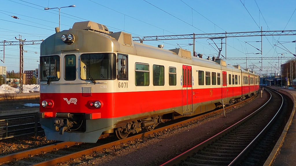 Triebwagen #6071 der VR-Baureihe Sm2 abgestellt im Bahnhof Riihimki, 14.4.13  