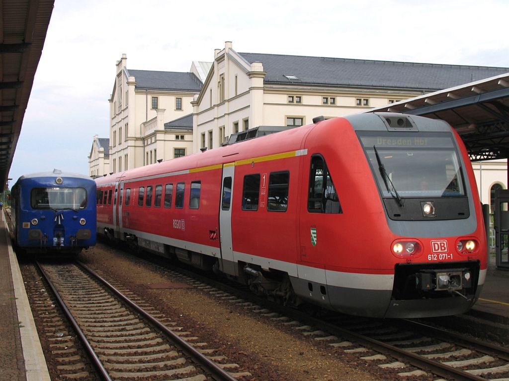 Triebwagen 612 071-1 mit Zug RE 17034 Zittau-Dresden Hbf und Triebwagen VT 41 (ex 515 511, VT9) der Schsisch-Bhmische Eisenbahngesellschaft (SBE) mit Zug SBE 83093 Liberec-Seifhennersdorf-Zittau auf Bahnhof Zittau am 12-7-2007.