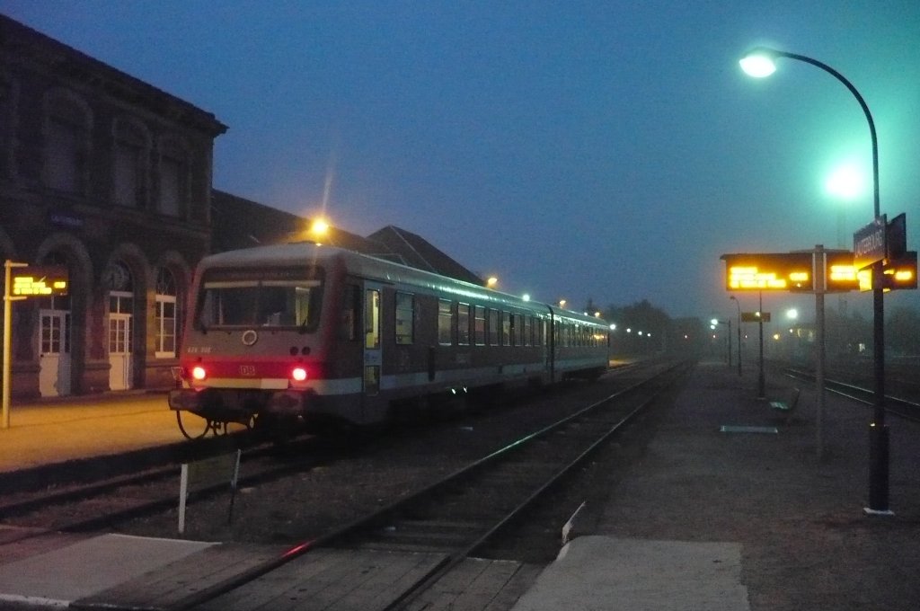 Triebwagen 628 309 stand am 29.10.09 planmig zur Rckfahrt nach Wrth am Rhein bereit. Die Fahrt dauert keine 20 Minuten. Gesehen in Lauterbourg(F).