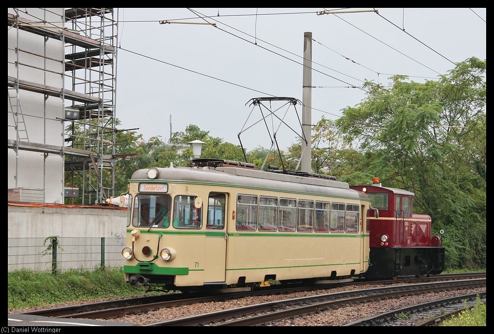 Triebwagen 71 zieht die durch die IGN e.V. frisch lackierte OEG o2 zur Dieseltr�nke in den Bf K�fertal.
