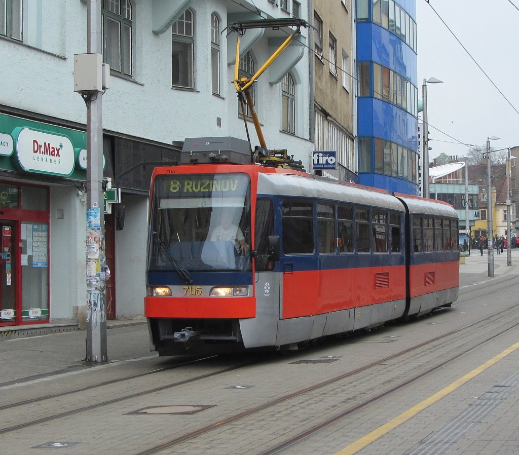 Triebwagen 7115 der Stra�enbahn Bratislava ist am 7.4.2012 von der Burg auf dem Weg nach Ruzinov als Linie 8.