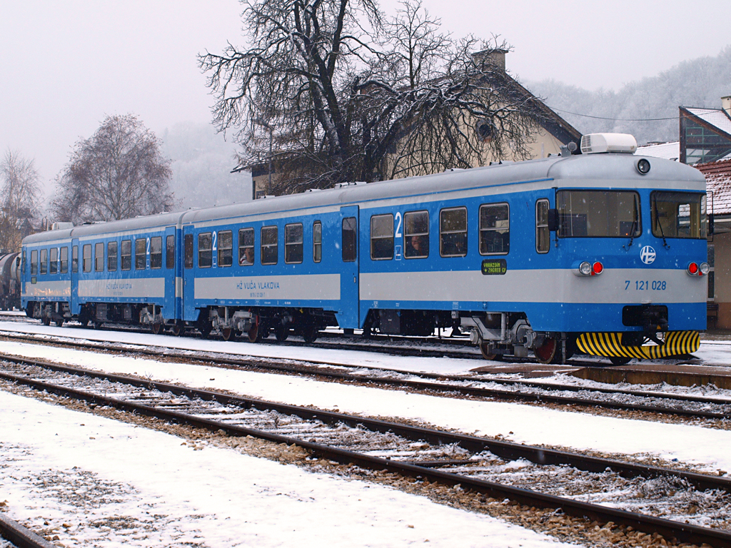 Triebwagen 7121 028 im Neulack, knappe 2 Wochen nach der Hauptausbesserung, wartet mit Eilzug U993 im verschneiten Bahnhof von Zabok auf die Abfahrt / 02.01.2011.