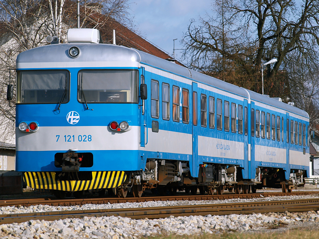 Triebwagen 7121 028 wartet im Bahnhof Zabok auf seinen nchsten Einsatz / 09.01.2011.