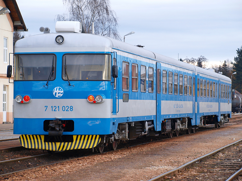 Triebwagen 7121 028 wartet im Bahnhof Zabok auf die Abfahrt / 07.01.2011.