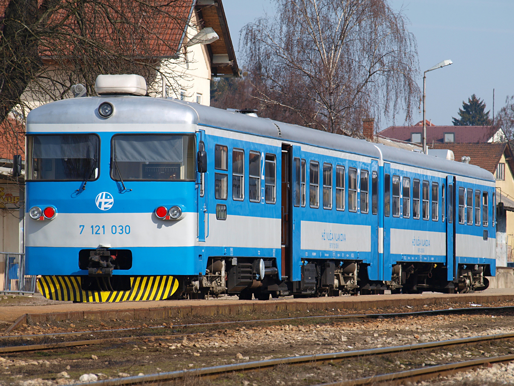Triebwagen 7121 030 im Bahnhof von Zabok / 25.02.2012.