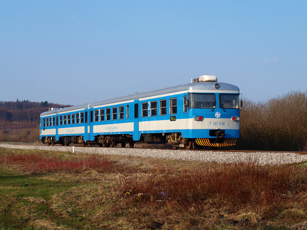 Triebwagen 7121 030 bei Andrasevec im Verlauf der Strecke Zabok - Gornja Stubica / 16.03.2013.