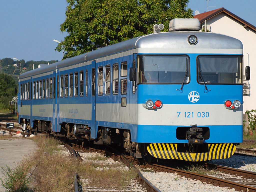 Triebwagen 7121 030 bei der Ausfahrt aus Bahnhof Zabok / 14.8.2012.
