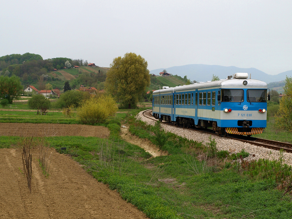 Triebwagen 7121 030 bei Strucljevo im Verlauf der Strecke Zabok - Djurmanec / 27.04.2013.