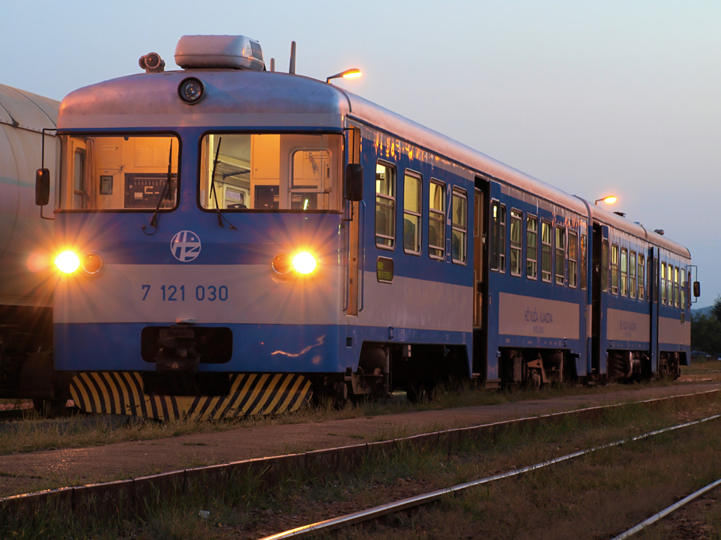 Triebwagen 7121 030 wartet im Bahnhof von Zabok auf die Abfahrt / 06.08.2012.