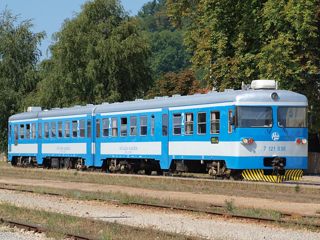 Triebwagen 7121 030 wartet im Bahnhof Zabok auf seinen n�chsten Einsatz / 17.08.2012.