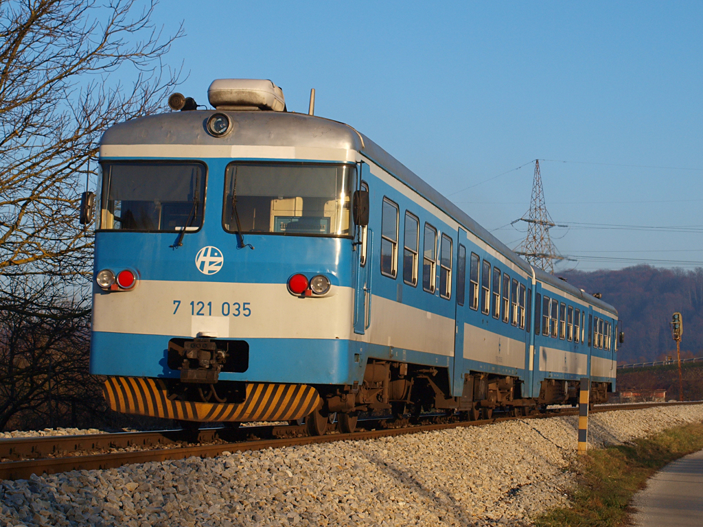 Triebwagen 7121 035 bei der Ausfahrt aus Zabok / 31.12.2012.