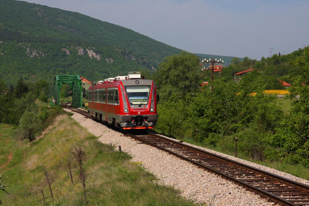 Triebwagen 771010 hat auf seinem Weg nach Dimitrovgrad gerade die Brcke
ber die Nisava berquert und wird nach kurzem Weg die Stadt Pernik erreichen.
Aufnahme am 5.5.2013.