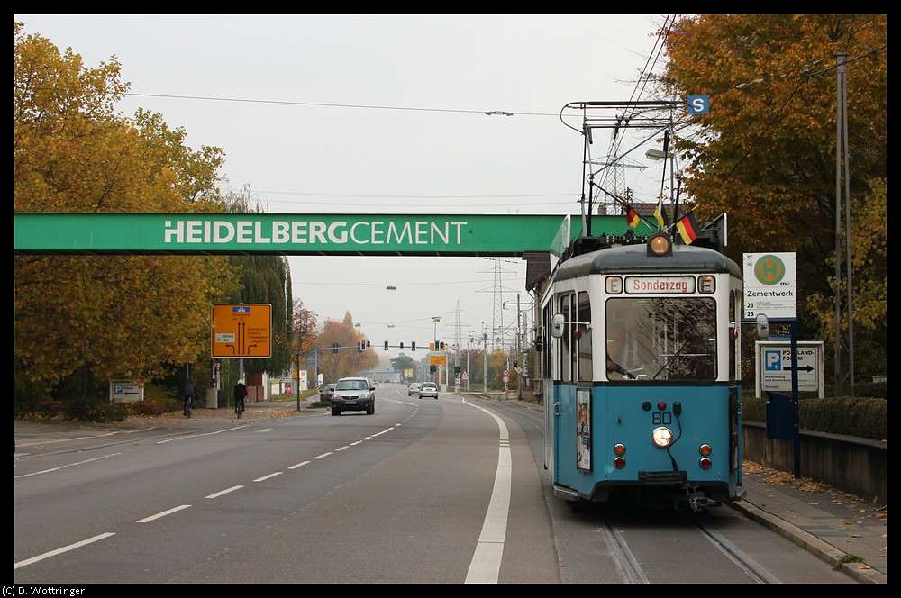 Triebwagen 80 der Interessengemeinschaft Nahverkehr Rhein-Neckar am 01. November am Zementwerk.

Und dazu der in dieser Serie obligatorische Hinweis an einen Admin: Wie man dem Bauwerk im Hintergrund und der Kategorie entnehmen kann, befinden wir uns in Heidelberg.