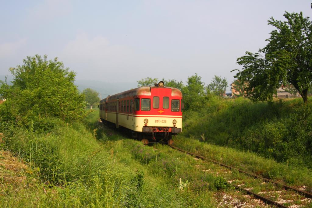 Triebwagen 814039 ist bei Miricina am 22.5.2011 nach Tuzla unterwegs. 