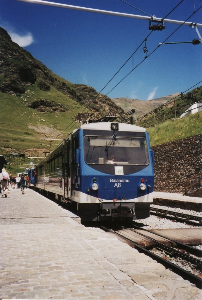 Triebwagen „Balandrau A8“ der Cremallera de Nria (Meterspur-Adhsions-Zahnradbahn), in der Bergstation Vall de Nria (1964 m), Im Juli 2010.