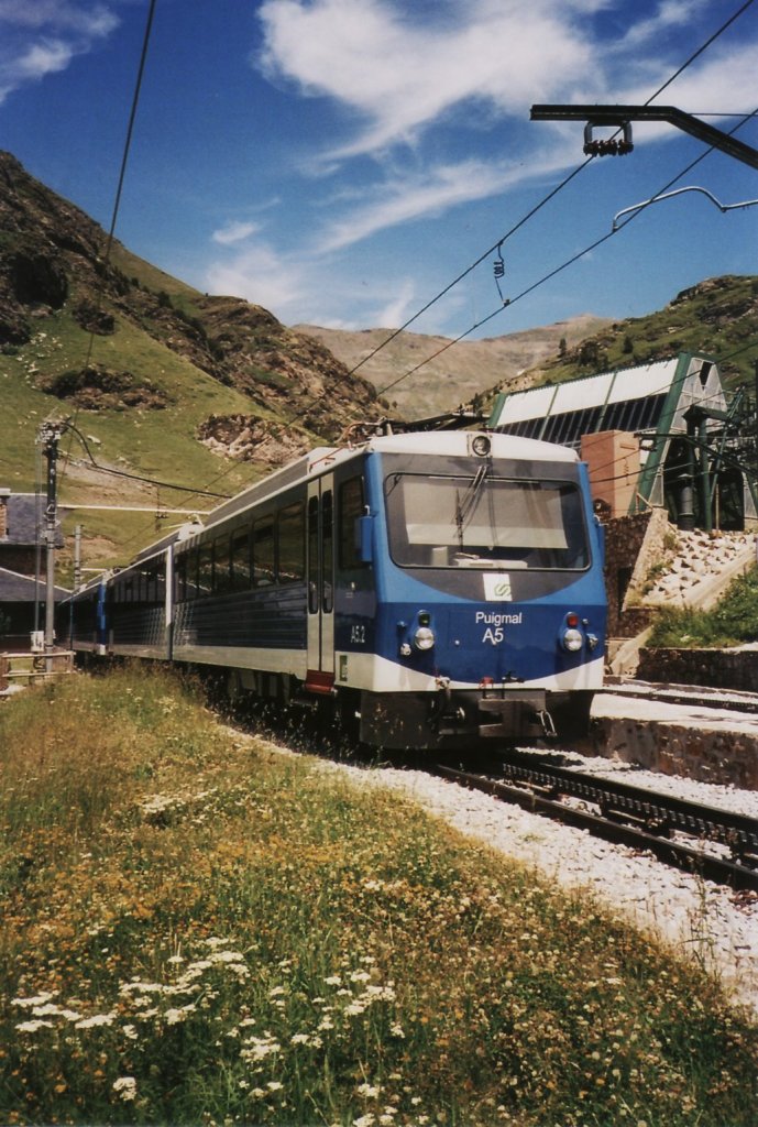 Triebwagen „Puigmal A5“ der Cremallera de Núria (Meterspur-Adhäsions-Zahnradbahn), in der Bergstation Vall de Núria (1964 m), im Juli 2010.