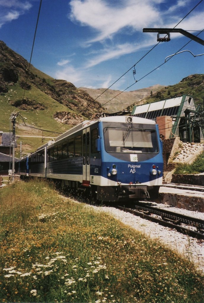 Triebwagen „Puigmal A5“ der Cremallera de Núria (Meterspur-Adhäsions-Zahnradbahn), in der Bergstation Vall de Núria (1964 m), im Juli 2010.