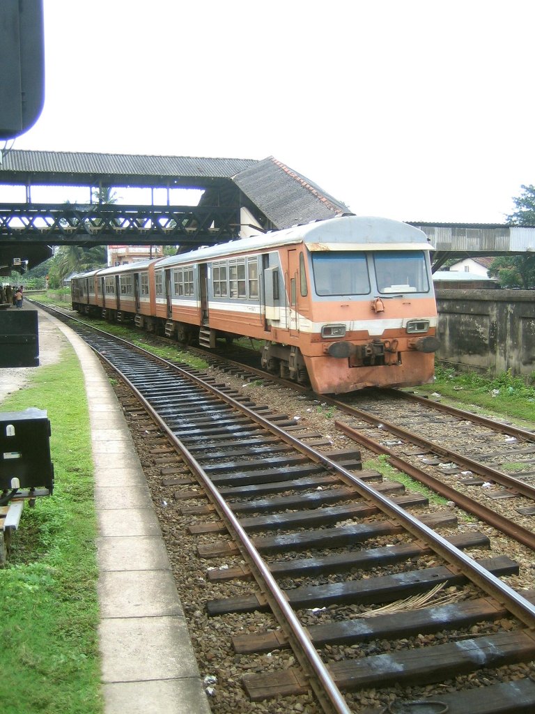 Triebwagen 831 (Class S8) im Endbahnhof Aluthgama (Sri Lanka). Der Zug kam aus Colombo, endete hier und wurde vor seiner Rckfahrt eine Stunde auf einem Nebengleis abgestellt.

Diese Triebwagenklasse gibt es 3, 4, oder 6teilig, haben einen Motorwagen und antriebslose Beiwagen und versehen den Vorortverkehr von Colombo als sogenannte  Colombo Commuter .
