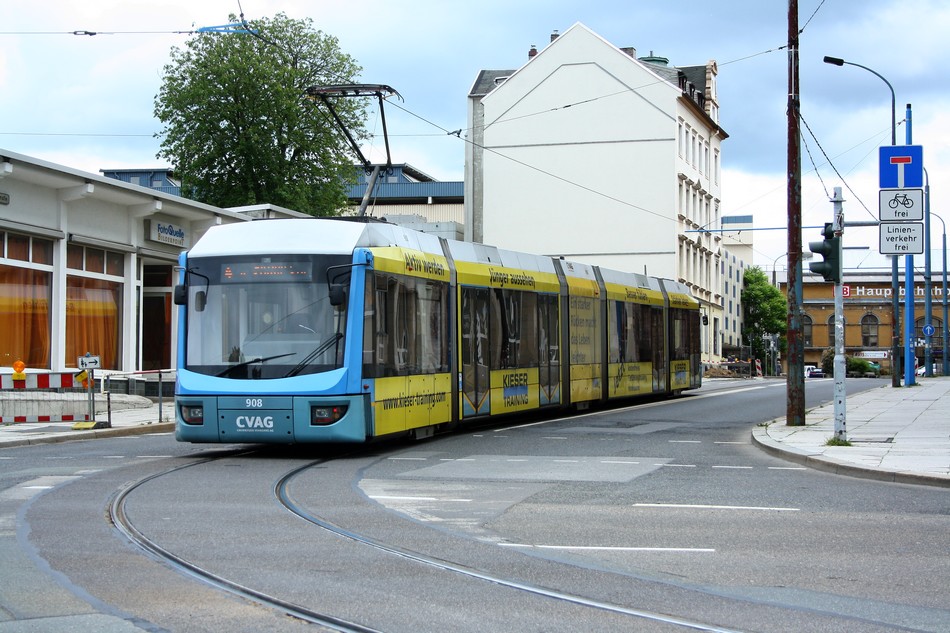 Triebwagen 908 biegt am 19.06.2010 von Hauptbahnhof kommend in die Starae der Nationen ein.