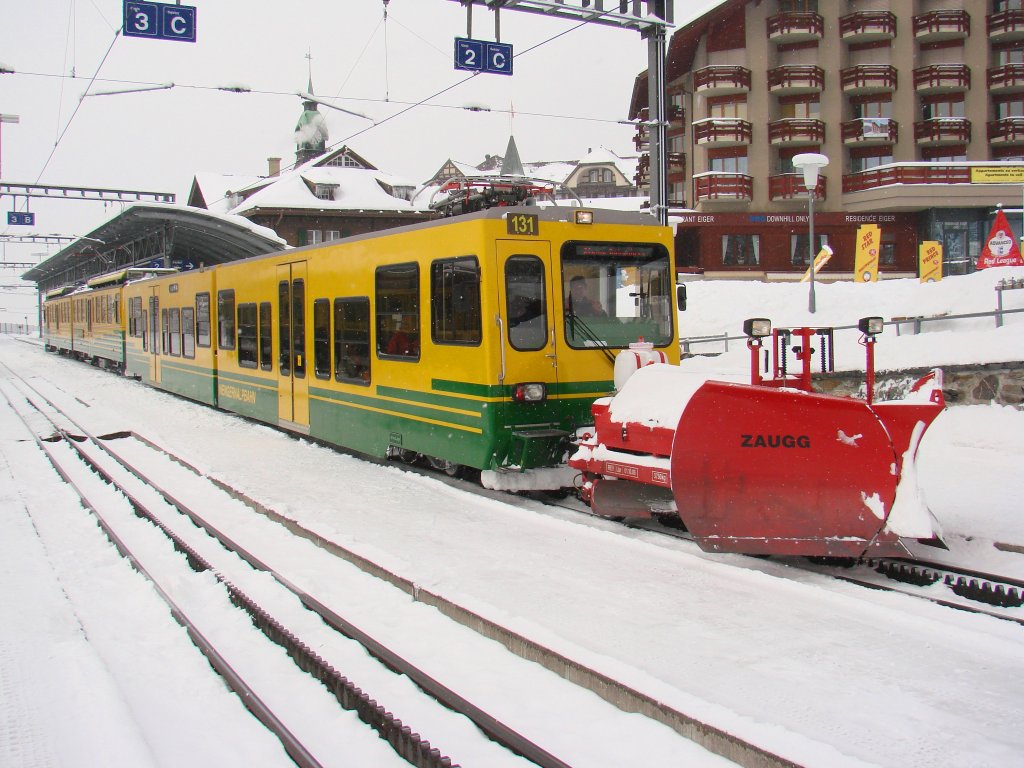 Triebwagen ABeh 4/8 131 mit Niederflurwagen - Bf. Wengen - 02-02-2012