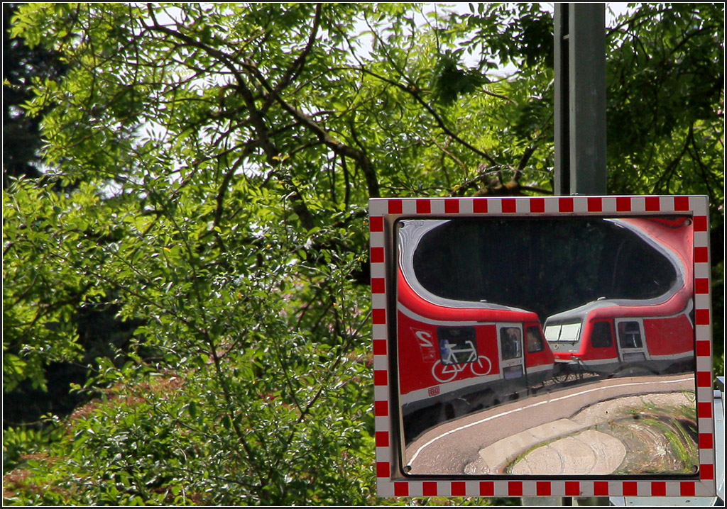 Triebwagen-Akrobatik - 

Gesehen im Bahnhof von Rot am See. 

14.06.2013 (M)
