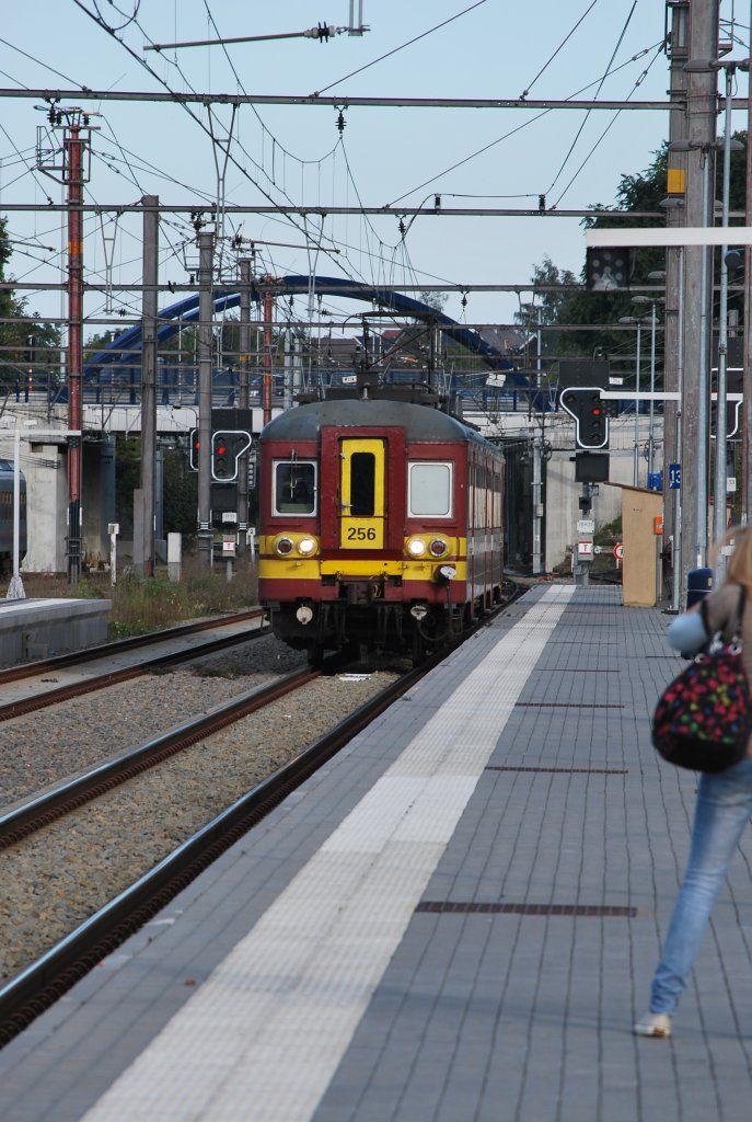 Triebwagen AM 65 Nr.258 bei der Ankunft im Bhf Welkenraedt (IR-Zug Aachen-L�ttich), 3. Oktober 2010