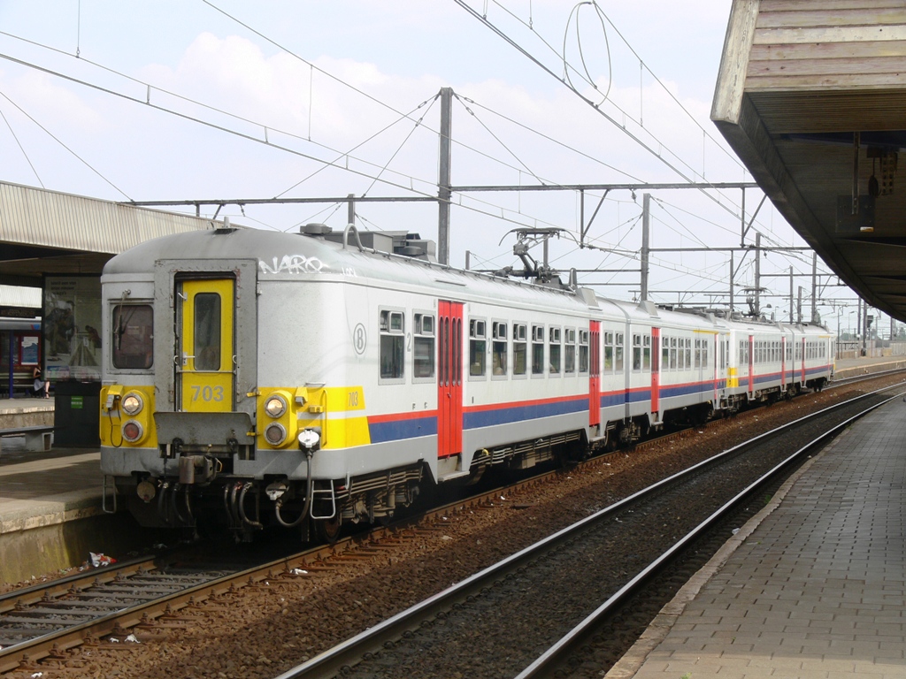 Triebwagen AM703 am 01.07.2010 in Bahnhof Antwerpen-Berchem