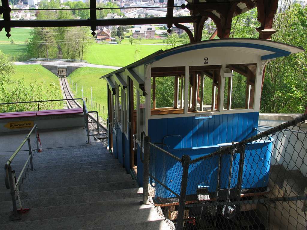 Triebwagen aus 1902 der Sonnenbergbahn mit einem Zug Sonnenberg-Kriens auf die Sonnenbergspitze am 4-5-2012.