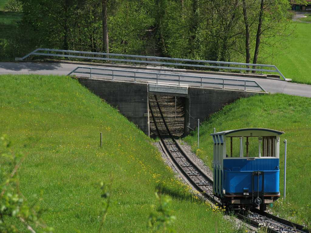 Triebwagen aus 1902 der Sonnenbergbahn mit einem Zug Sonnenberg-Kriens in die Nhe von die Sonnenbergspitze am 4-5-2012.