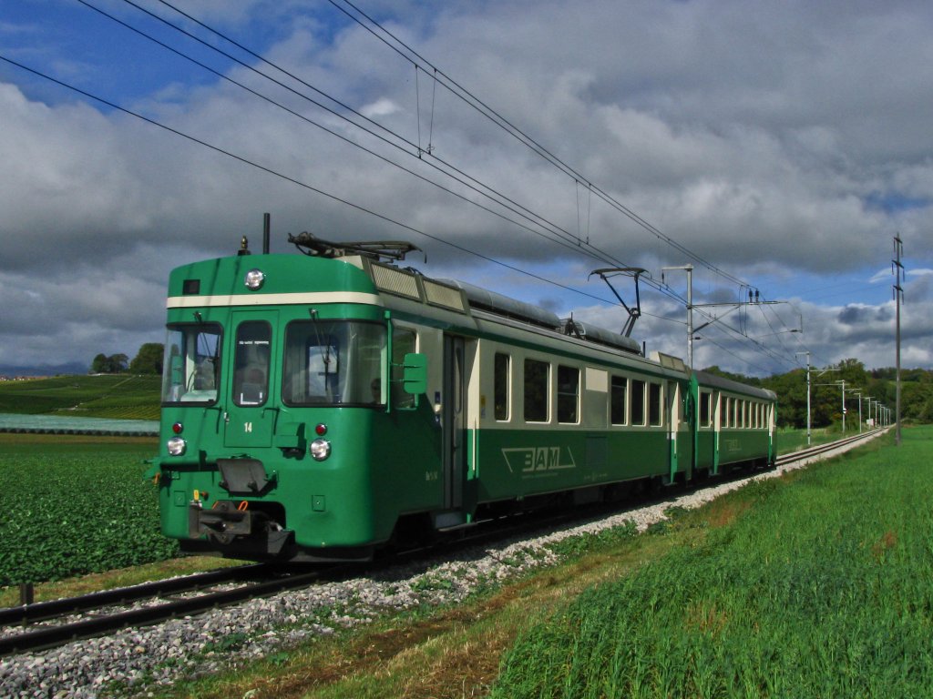 Triebwagen Be 4/4 14 (bei der aberglubischen BAM fehlt die Nummer 13) ist als R 115 (Bire-Morges) unterhalb der Haltestelle Chigny unterwegs. In diesem Bereich soll die Strecke zwecks des angestrebten Halbstundentakts auf Doppelspur ausgebaut werden. Bis zur Einfhrung der Fahrplanausweitungen mssen auch noch neue Fahrzeuge beschafft werden. (5.Oktober 2010)