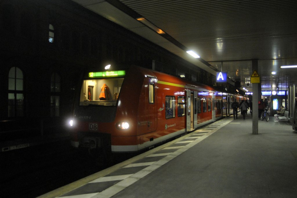Triebwagen der BR 424 auf der S2 nach Haste in Hannover HBF am 14.03.2012.