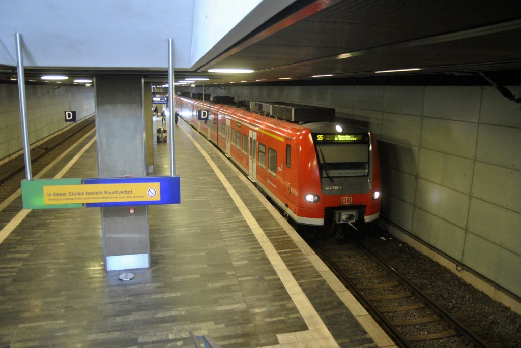 Triebwagen der BR 424 in der Station Hannover/Flugafen am 14.03.2012.