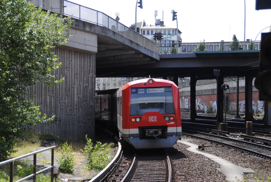 Triebwagen der BR 474, verlsst Hamburg HBF, in Richtung Berliner Tor am 18.07.2010.