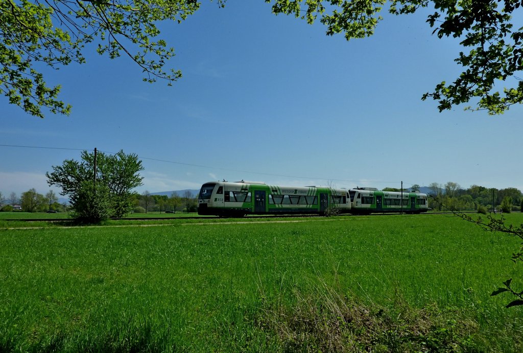 Triebwagen der BSB zwischen Freiburg und Hugstetten, April 2012