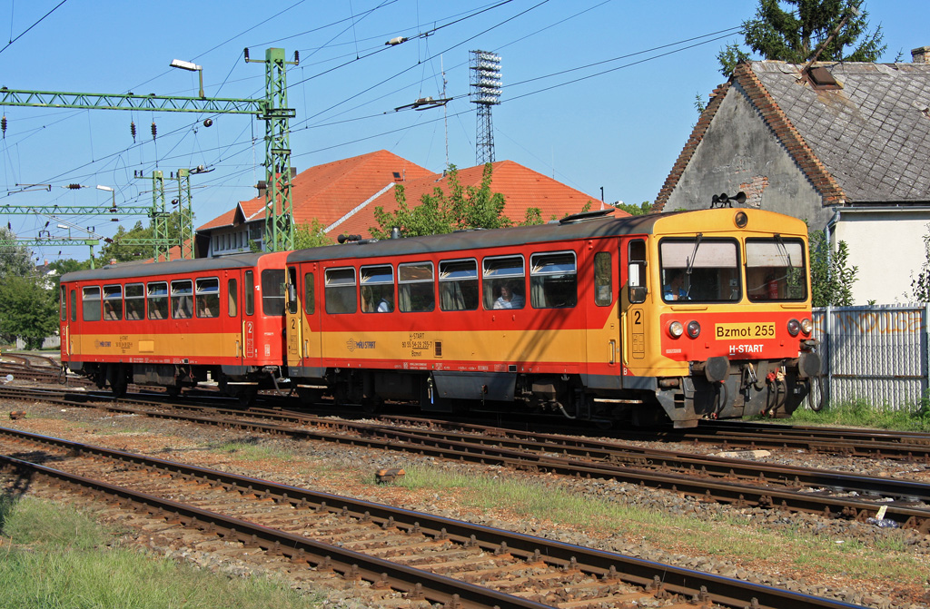 Triebwagen Bzmot 255 mit Beiwagen Bzx 525 erreicht am Nachmittag des 30.07.2012 aus Kaposvr kommend, den Bahnhof Sifok.